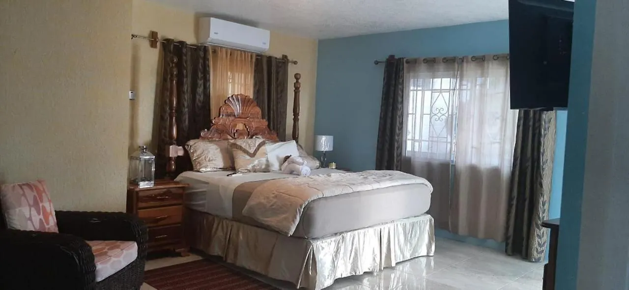 Hill View Vacational Rental Runaway Bay Bed & Breakfast